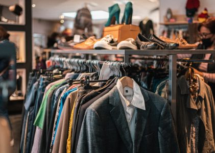 Friperie en ligne : où trouver des vêtements vintage ?